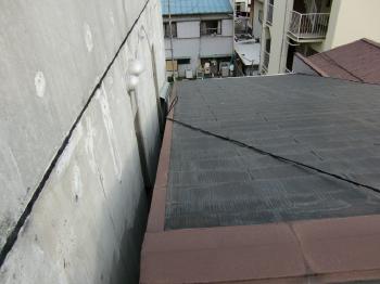 谷樋を新設する建物間の隙間。