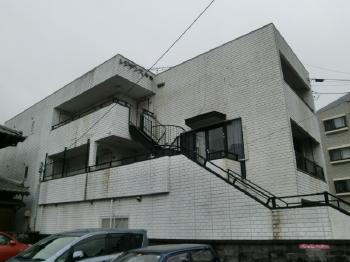 汚れが見られる施工前の外壁。