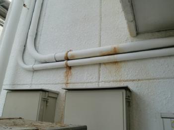 配管の留め具付近に見られる錆。