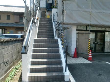 塗装後の建物正面の階段と手すり。