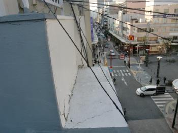壁にひび割れが確認できました。