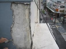道路側の周囲に配慮して作業します。
