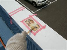 笠木上面の金具跡を養生して補修している様子
