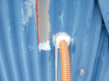 配線保護管が通る部分の周囲をシーリングで補修した状態