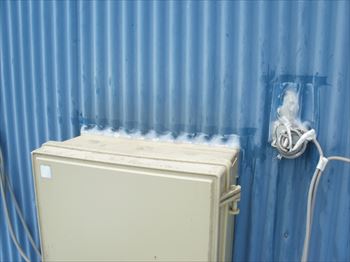 電飾用機器と配線の周囲を補修した建物背面