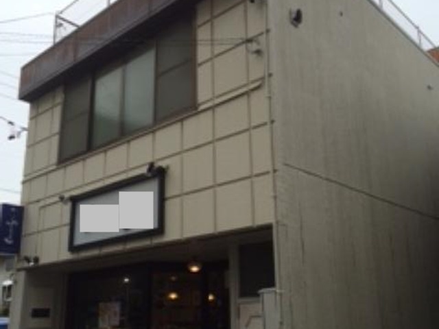 塗装前の店舗の階段。