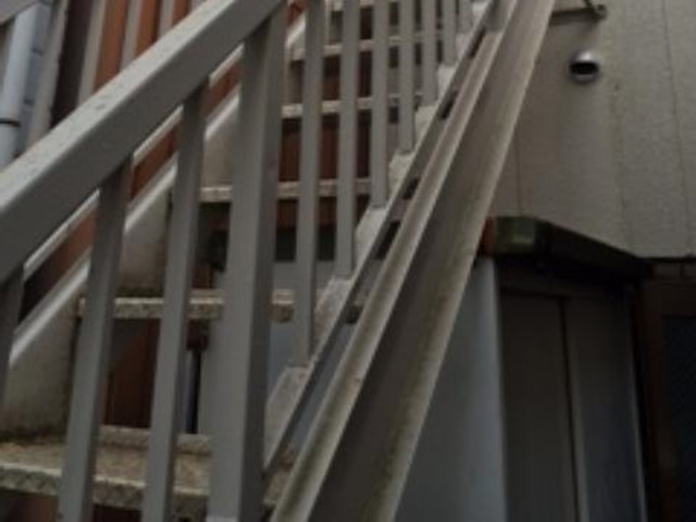 階段に合わせて手すりも塗装します。