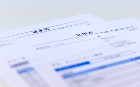 外壁塗装の見積書を確認する様子