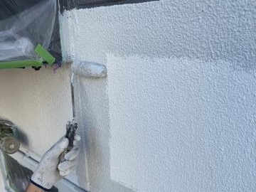 1階外壁の1回目の上塗り。白系で塗装します