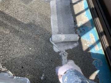 ベランダに白い下塗りを行っています