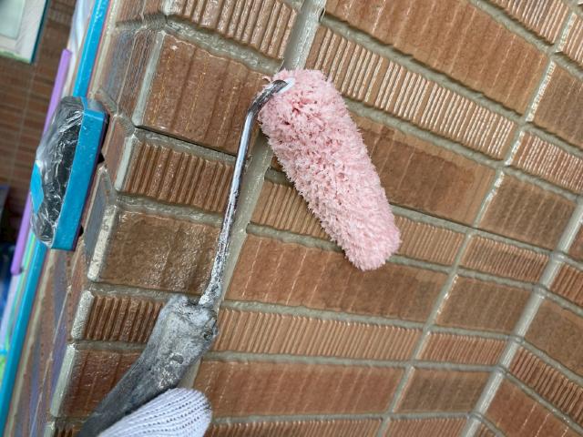 外壁の1回目のクリヤー塗装