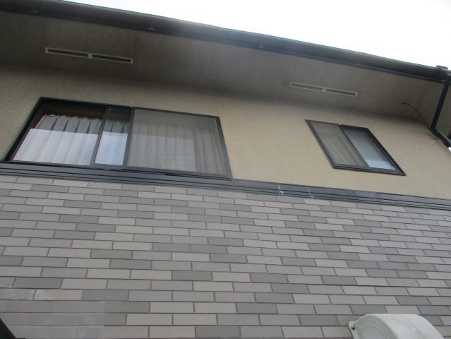 色あせが見られた外壁と、黒く汚れていた軒天