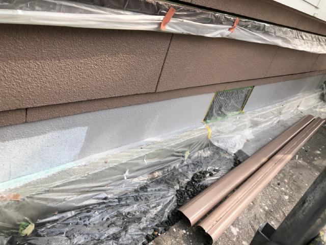 基礎専用塗料による1回目の上塗り