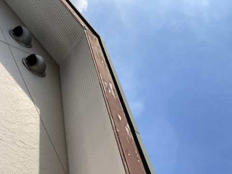 表面にめくれが見られた施工前の破風