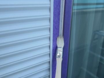 シーリング施工のためにプライマーを塗布します