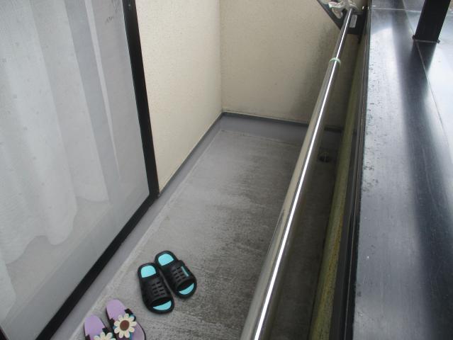 外側の汚れが目立ったベランダ