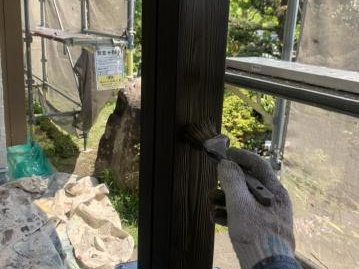 黒に近い色で仕上げた支柱