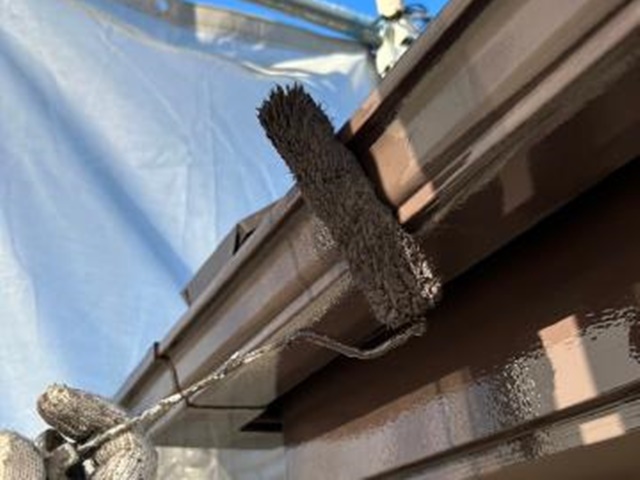 屋根の色に合わせた軒樋の2回目の上塗り