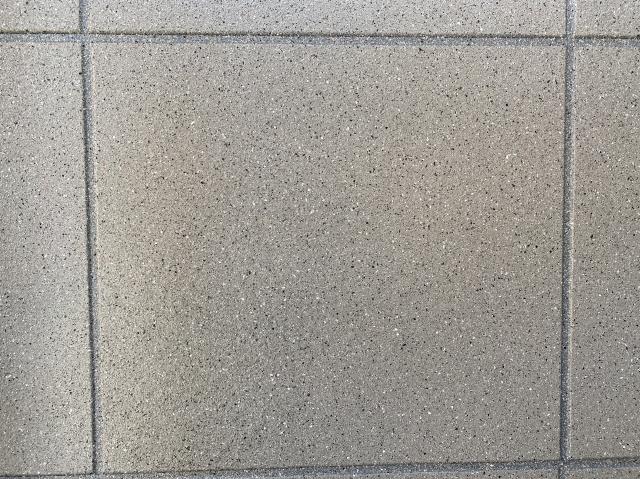 グレーを基調に仕上げた下側の外壁