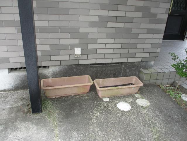 プランター付近に汚れが目立った基礎