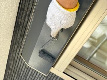 濃いグレーで仕上げるシャッターボックスの1回目の上塗り