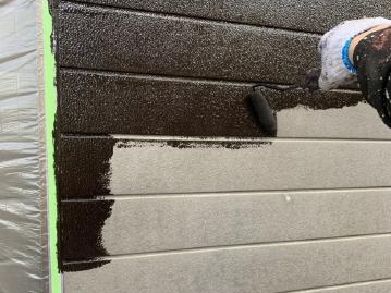 錆止めの塗布後、雨戸をこげ茶色で塗装しています
