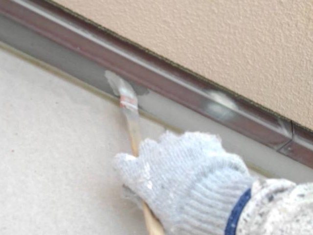 ベランダの一部をグレーで上塗りしています