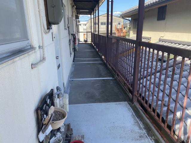 奥側の下地に傷みが見られた施工前の通路床