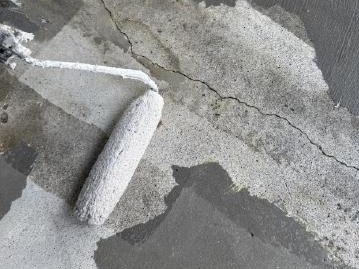 通路床の下塗り。プライマーを塗布します