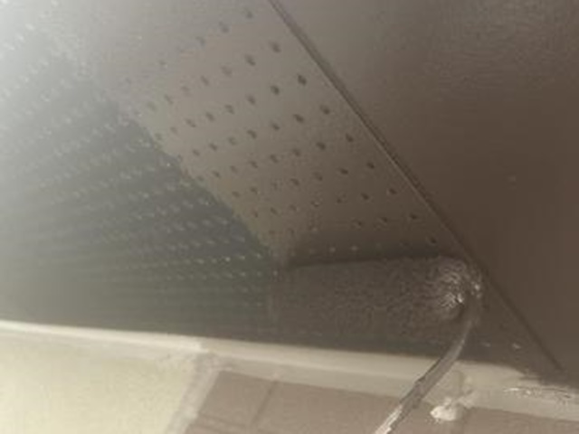 軒天の1回目の上塗り