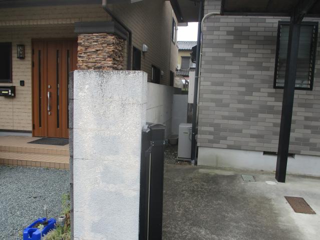 汚れと色むらが見られた門塀
