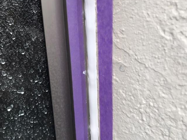 新しいシーリング材を施工します
