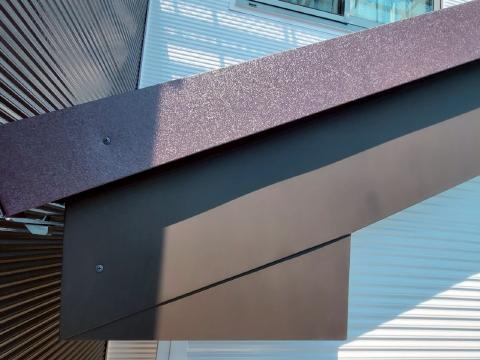 傷んでいた部分を板金で補強した施工後の破風