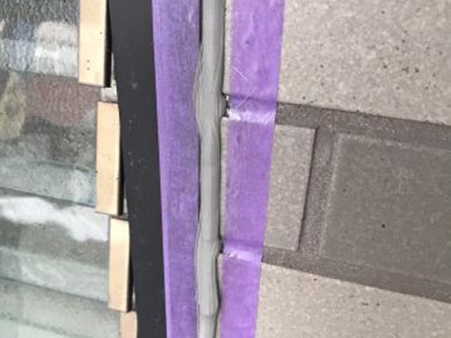 新しいシーリング材を充填しています