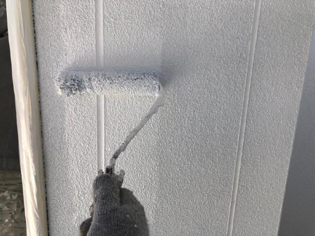 外壁の2回目の下塗り