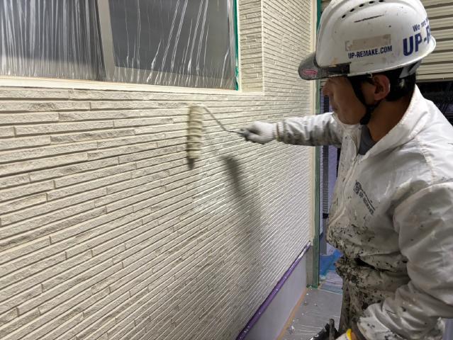 白系で仕上げる外壁メイン部分の1回目の上塗り