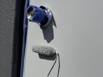 外壁と対比する色で塗装した2階の玄関扉