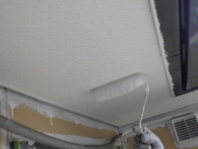 軒天の2回目の上塗り